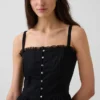 Vestido largo en capas con ojales
