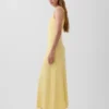 Vestido largo moderno de cuello cuadrado con diseño acanalado