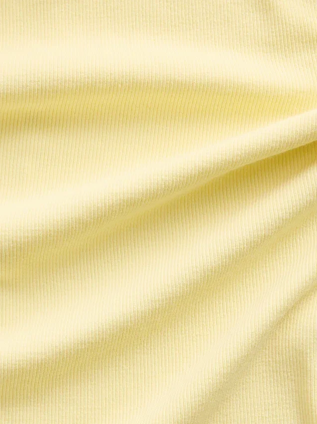 Vestido largo moderno de cuello cuadrado con diseño acanalado