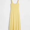 Vestido largo moderno de cuello cuadrado con diseño acanalado