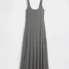 Vestido largo moderno de cuello cuadrado con tejido acanalado