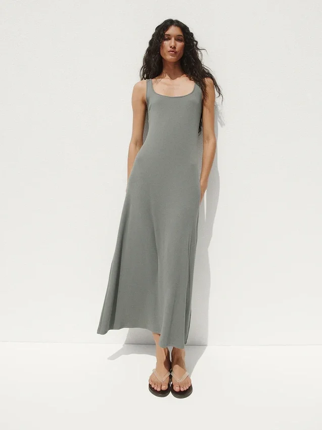Vestido largo moderno de cuello cuadrado con tejido acanalado