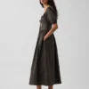 Vestido largo tipo corsé con mangas abullonadas