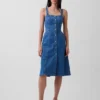 Vestido midi de mezclilla con cierre frontal de botones