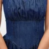 Vestido midi de mezclilla con cintura baja tipo corsé