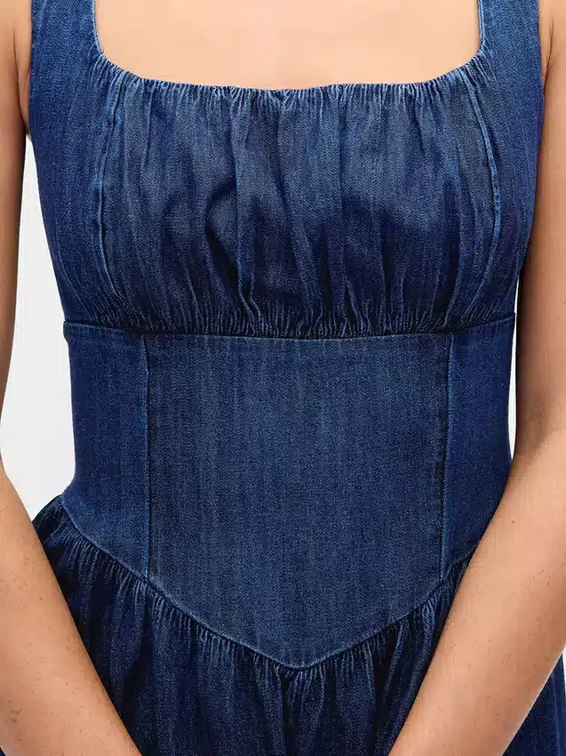 Vestido midi de mezclilla con cintura baja tipo corsé