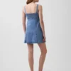 Vestido mini con paneles de mezclilla