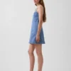 Vestido mini con paneles de mezclilla