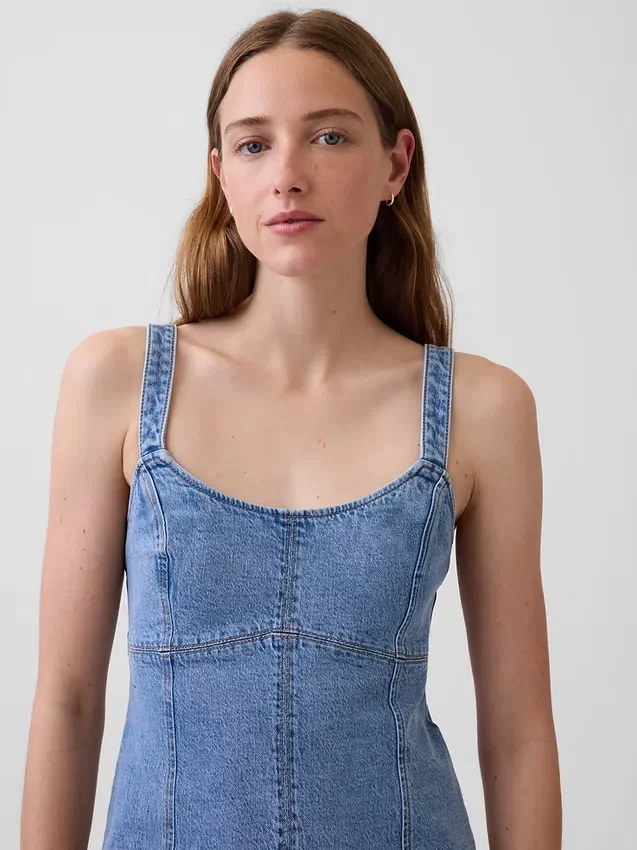 Vestido mini con paneles de mezclilla