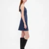 Vestido mini de mezclilla con costuras y botones al frente