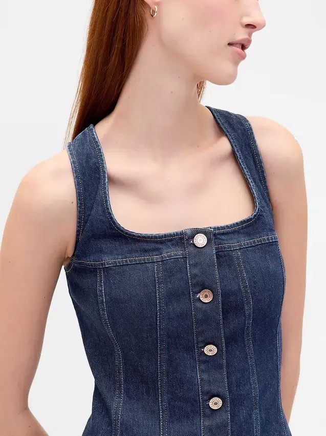 Vestido mini de mezclilla con costuras y botones al frente