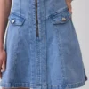 Vestido mini de mezclilla con costuras y cremallera frontal