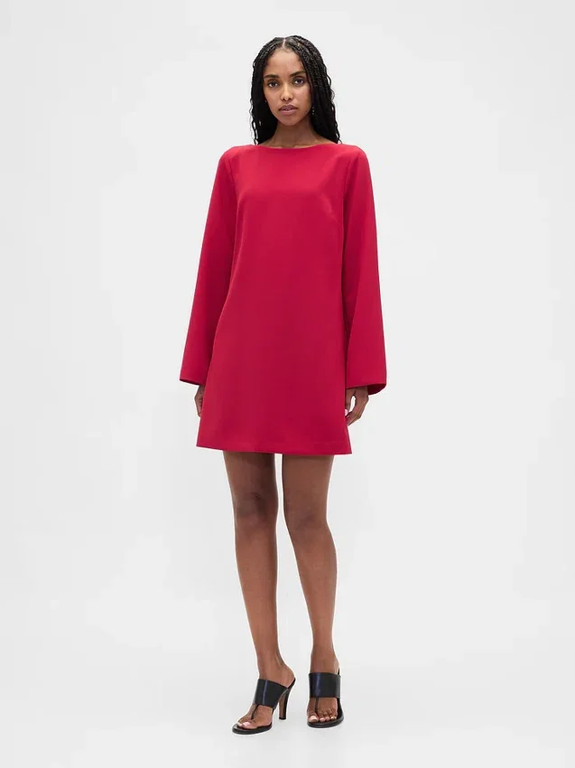 Vestido mini recto con cuello de barco