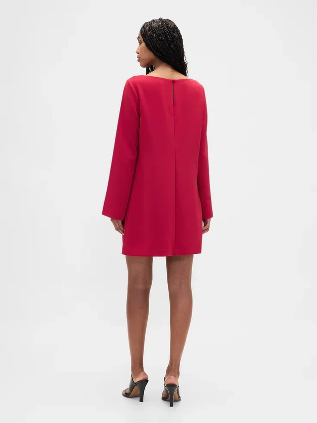 Vestido mini recto con cuello de barco