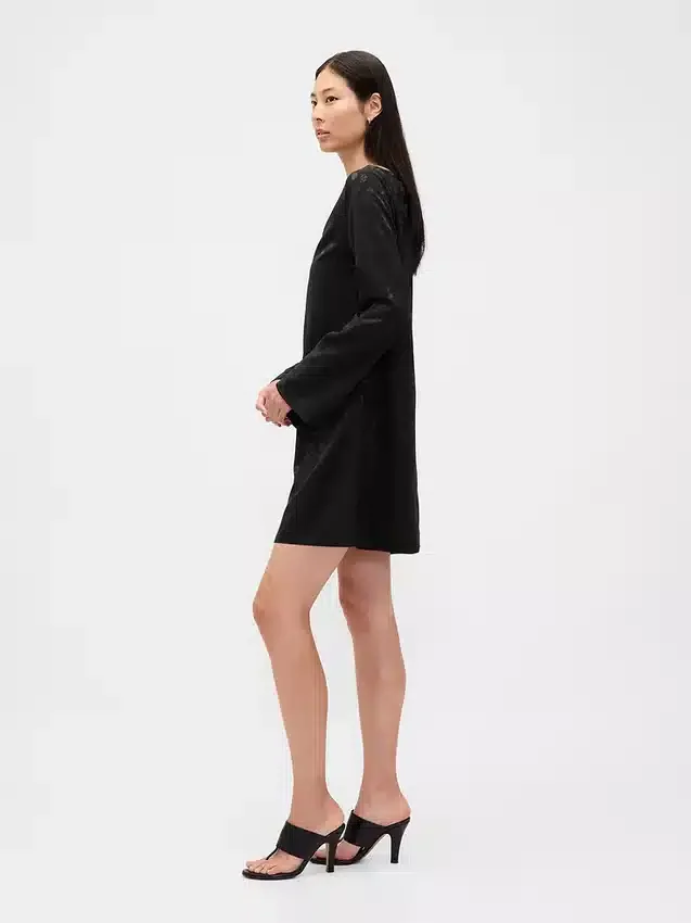 Vestido mini recto con cuello de barco