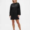 Vestido mini recto con cuello de barco