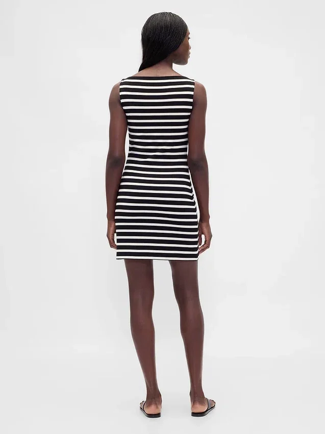 Vestido mini recto de punto con cuello barco