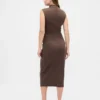 Vestido premamá moderno con cuello alto
