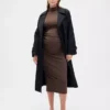 Vestido premamá moderno con cuello alto