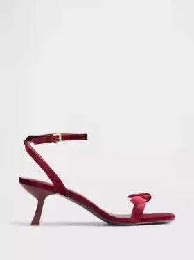 Zapatos de tacón bajo con tiras y punta abierta con lazo de terciopelo