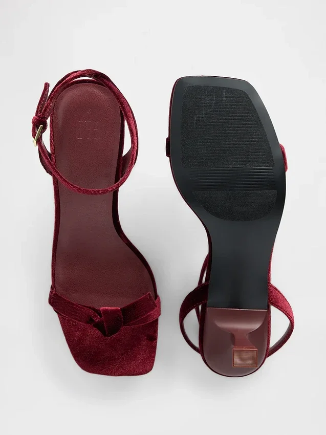 Zapatos de tacón bajo con tiras y punta abierta con lazo de terciopelo