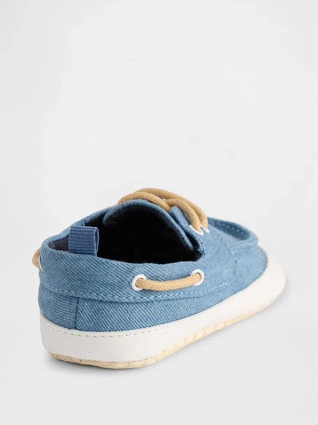 Zapatos tipo barco de mezclilla para bebé